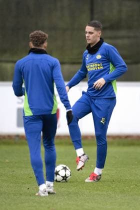 EINDHOVEN - Joey Veerman, PSV s Noa Lang during a training session ahead of tomorrow s Champions League match against Shachtar Donetsk. ANP OLAF CRACK xVIxANPxSportx xxANPxIVx 514325609 originalFilename: 514325609.jpg