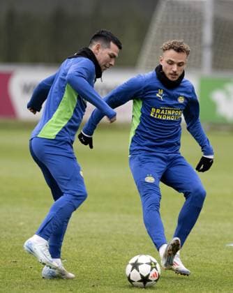 EINDHOVEN - Hirving Lozano, PSV s Noa Lang during a training session ahead of tomorrow s Champions League match against Shachtar Donetsk. ANP OLAF CRACK xVIxANPxSportx xxANPxIVx 514326404 originalFilename: 514326404.jpg