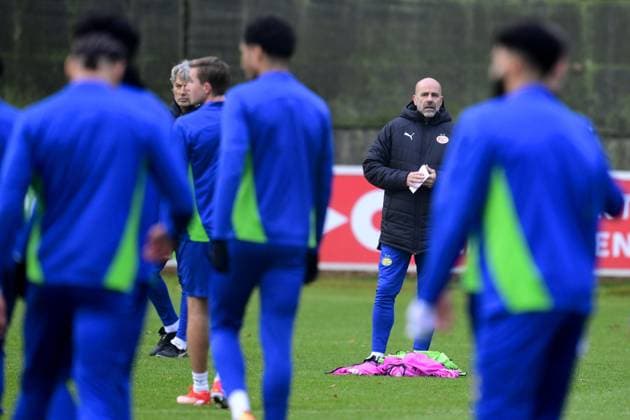 EINDHOVEN - Peter Bosz coaches PSV during a training session ahead of tomorrow s Champions League match against Shachtar Donetsk. ANP OLAF CRACK xVIxANPxSportx xxANPxIVx 514327005 originalFilename: 514327005.jpg
