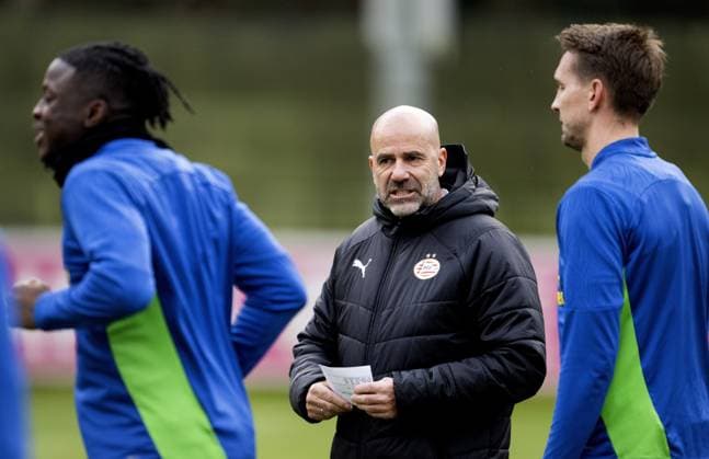 EINDHOVEN - Coach Peter Bosz of PSV during a training session ahead of tomorrow s Champions League match against Shachtar Donetsk. ANP OLAF KRAAK xVIxANPxSportx xxANPxIVx 514327045 originalFilename: 514327045.jpg