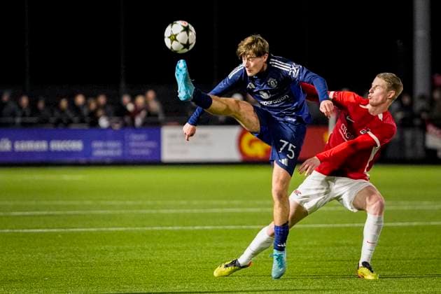 2024-11-26 AZ U19 v Manchester United, ManU U19 - UEFA Youth League 2024 25 WIJDEWORMER, NETHERLANDS - NOVEMBER 26: Jayce Fitzgerald of Manchester United U19 battles for possession with Kasper Boogaard of AZ U19 during the UEFA Youth League 2024 25 match between AZ U19 and Manchester United U19 at AFAS Trainingscomplex on November 26, 2024 in Wijdewormer, Netherlands. Wijdewormer AFAS Trainingscomplex Netherlands Content not available for redistribution in The Netherlands directly or indirectly through any third parties. Copyright: xEdxvanxdexPolx