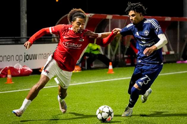 2024-11-26 AZ U19 v Manchester United, ManU U19 - UEFA Youth League 2024 25 WIJDEWORMER, NETHERLANDS - NOVEMBER 26: Elijah Dijkstra of AZ U19 battles for possession with Ethan Williams of Manchester United U19 during the UEFA Youth League 2024 25 match between AZ U19 and Manchester United U19 at AFAS Trainingscomplex on November 26, 2024 in Wijdewormer, Netherlands. Wijdewormer AFAS Trainingscomplex Netherlands Content not available for redistribution in The Netherlands directly or indirectly through any third parties. Copyright: xEdxvanxdexPolx
