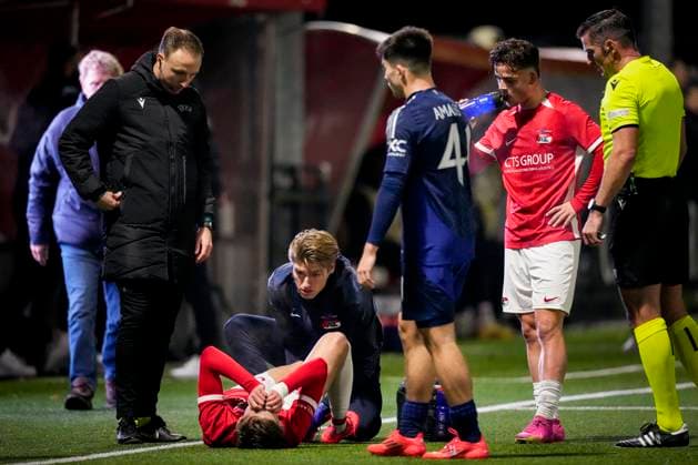 2024-11-26 AZ U19 v Manchester United, ManU U19 - UEFA Youth League 2024 25 WIJDEWORMER, NETHERLANDS - NOVEMBER 26: Yoel van den Ban of AZ U19 lies on the ground with an injury during the UEFA Youth League 2024 25 match between AZ U19 and Manchester United U19 at AFAS Trainingscomplex on November 26, 2024 in Wijdewormer, Netherlands. Wijdewormer AFAS Trainingscomplex Netherlands Content not available for redistribution in The Netherlands directly or indirectly through any third parties. Copyright: xEdxvanxdexPolx