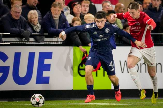 2024-11-26 AZ U19 v Manchester United, ManU U19 - UEFA Youth League 2024 25 WIJDEWORMER, NETHERLANDS - NOVEMBER 26: Harry Amass of Manchester United U19 battles for possession with Kasper Boogaard of AZ U19 during the UEFA Youth League 2024 25 match between AZ U19 and Manchester United U19 at AFAS Trainingscomplex on November 26, 2024 in Wijdewormer, Netherlands. Wijdewormer AFAS Trainingscomplex Netherlands Content not available for redistribution in The Netherlands directly or indirectly through any third parties. Copyright: xEdxvanxdexPolx