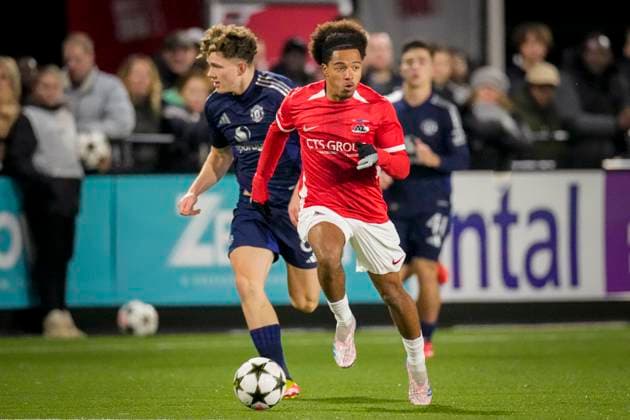 2024-11-26 AZ U19 v Manchester United, ManU U19 - UEFA Youth League 2024 25 WIJDEWORMER, NETHERLANDS - NOVEMBER 26: Elijah Dijkstra of AZ U19 runs with the ball during the UEFA Youth League 2024 25 match between AZ U19 and Manchester United U19 at AFAS Trainingscomplex on November 26, 2024 in Wijdewormer, Netherlands. Wijdewormer AFAS Trainingscomplex Netherlands Content not available for redistribution in The Netherlands directly or indirectly through any third parties. Copyright: xEdxvanxdexPolx