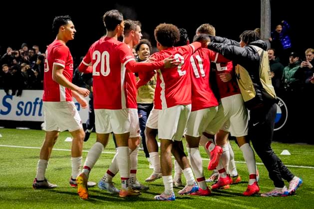 2024-11-26 AZ U19 v Manchester United, ManU U19 - UEFA Youth League 2024 25 WIJDEWORMER, NETHERLANDS - NOVEMBER 26: Kasper Boogaard of AZ U19 celebrates with teammates after scoring his teams second goal during the UEFA Youth League 2024 25 match between AZ U19 and Manchester United U19 at AFAS Trainingscomplex on November 26, 2024 in Wijdewormer, Netherlands. Wijdewormer AFAS Trainingscomplex Netherlands Content not available for redistribution in The Netherlands directly or indirectly through any third parties. Copyright: xEdxvanxdexPolx