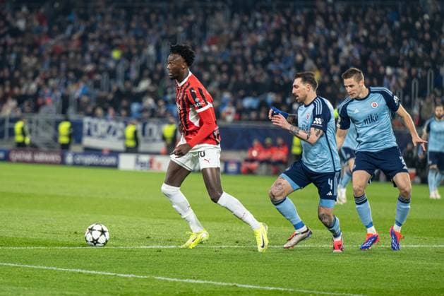 Rafael Leao in a battle for the ball during UEFA Champions league match, SK Slovan Bratislava - AC Milan , 26. november 2024, Tehelne pole Stadium, Bratislava, Slovakia Copyright: xMICHALxFAJT,ZOSPORTU.SKx DSC_6732