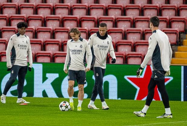 Football - UEFA Champions League - League Phase - Liverpool FC v Real Madrid CF - MD-1 LIVERPOOL, ENGLAND - Tuesday, November 26, 2024: Real Madrid s Luka ModriÄ‡ (L) and Kylian MbappÃ during a training session at Anfield ahead of the UEFA Champions League game between Liverpool FC and Real Madrid CF. (Photo by David Rawcliffe Propaganda) LIVERPOOL Anfield MERSEYSIDE ENGLAND  Copyright: xDavidxRawcliffex P2024-11-26-Liverpool_Madrid_MD-1-126