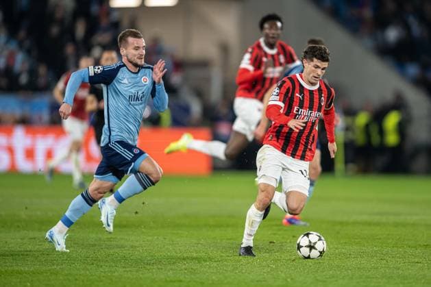 Lukas Pauschek and Christian Pulisic during UEFA Champions league match, SK Slovan Bratislava - AC Milan , 26. november 2024, Tehelne pole Stadium, Bratislava, Slovakia Copyright: xMICHALxFAJT,ZOSPORTU.SKx FAJ_4975