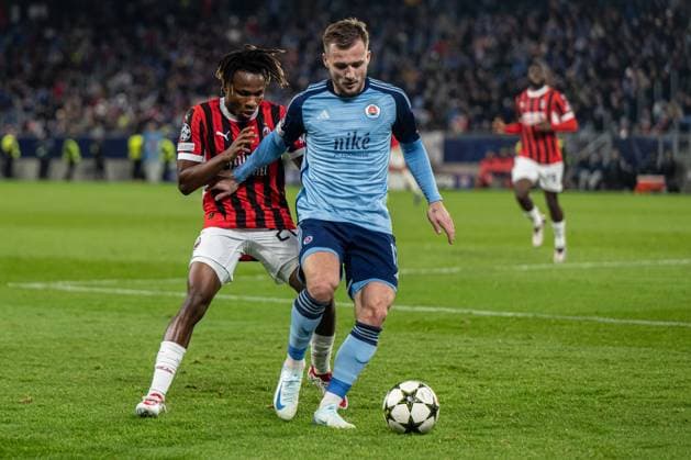 Samuel Chukwueze in the battle with the battle with Jurij Medvedev during UEFA Champions league match, SK Slovan Bratislava - AC Milan , 26. november 2024, Tehelne pole Stadium, Bratislava, Slovakia Copyright: xMICHALxFAJT,ZOSPORTU.SKx DSC_6836