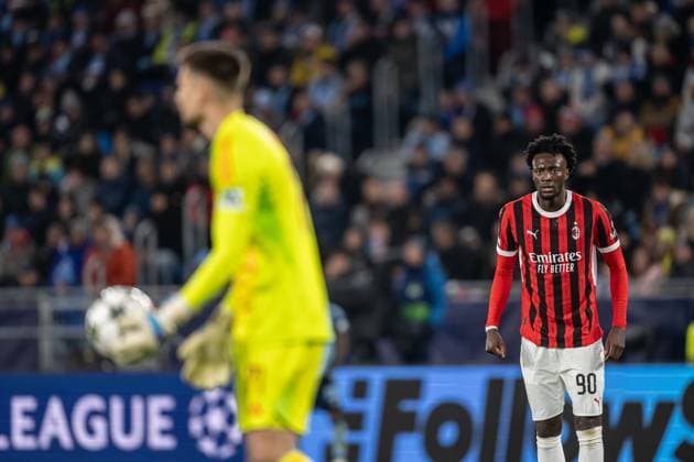 Tammy Abraham follows Dominik Takac during UEFA Champions league match, SK Slovan Bratislava - AC Milan , 26. november 2024, Tehelne pole Stadium, Bratislava, Slovakia Copyright: xMICHALxFAJT,ZOSPORTU.SKx FAJ_5174