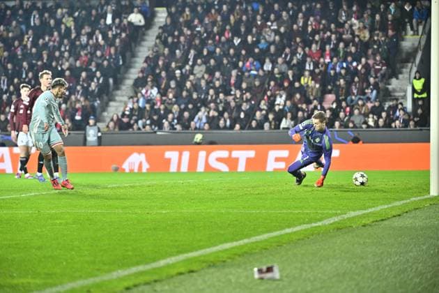 Angel Correa of Atletico, left, shots a goal during the football Champions League 5th round match Sparta Praha vs Atletico Madrid in Prague, Czech Republic, November 26, 2024. At right is goalkeeper of Sparta Peter Vindahl. (CTKxPhoto RomanxVondrous) CTKPhotoP2024112607580  CTKPhotoP2024112607580