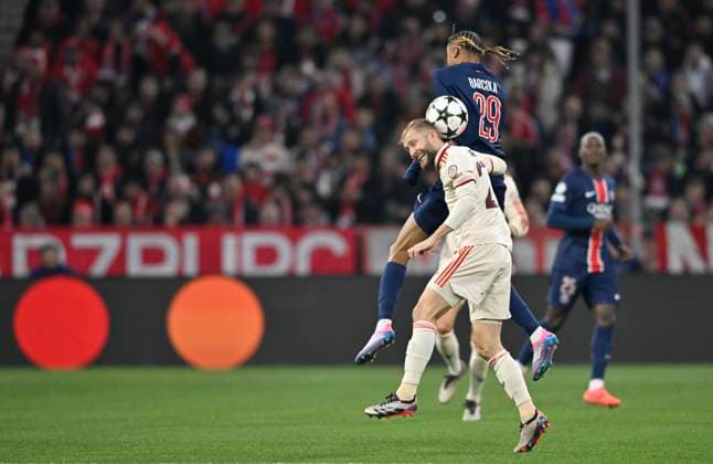 Zweikampf, Aktion Konrad Laimer FC Bayern Muenchen FCB (27) gegen Bradley Barcola FC Paris Saint-Germain PSG (29) FC Bayern Muenchen FCB vs Paris Saint-Germain PSG Spieltag 5 26.11.2024 DFL REGULATIONS PROHIBIT ANY USE OF PHOTOGRAPHS AS IMAGE SEQUENCES AND OR QUASI-VIDEO FC Bayern Muenchen FCB vs Paris Saint-Germain PSG