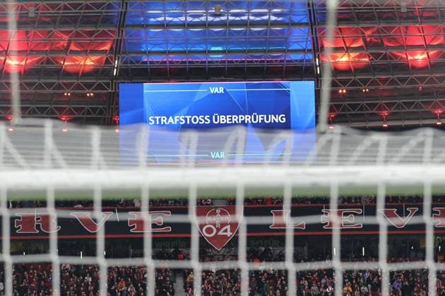 GER, UEFA CL Bayer 04 Leverkusen (GER) vs. RB Salzburg ( AUT) 26.11.2024, BayArena, Leverkusen, Europalegue, Gruppenhase, 3. Spieltag, GER, UEFA CL Bayer 04 Leverkusen (GER) vs. RB Salzburg ( AUT), im Bild: Strafstoss ueberpruefung