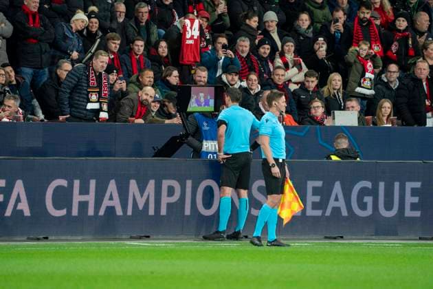 Mykola Balakin (Referee, Ukraine) prüft den Strafstoss 26.11.2024, Fussball: Bayer 04 Leverkusen - FC Salzburg, UEFA Champions League, Saison 2024 2025, Spieltag 5 Copyright: HMBxMedia xMarcoxBader