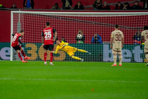 Florian Wirtz (Bayer 04 Leverkusen, 10) trifft zum 1-0 gern Alexander Schlager (FC Salzburg, 24) per Strafstoss. 26.11.2024, Fussball: Bayer 04 Leverkusen - FC Salzburg, UEFA Champions League, Saison 2024 2025, Spieltag 5 Copyright: HMBxMedia xMarcoxBader