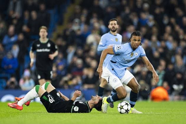MANCHESTER - (l-r) Julian Carranza of Feyenoord, Nathan Ake of Manchester City FC during the UEFA Champions league match between Manchester City FC and Feyenoord at Etihad Stadium on Nov. 26, 2024 in Manchester, England. ANP KOEN VAN WEEL UEFA Champions League 2024 25 League Phase MD5 2024 25 xVIxANPxSportx xxANPxIVx 514342187 originalFilename: 514342187.jpg