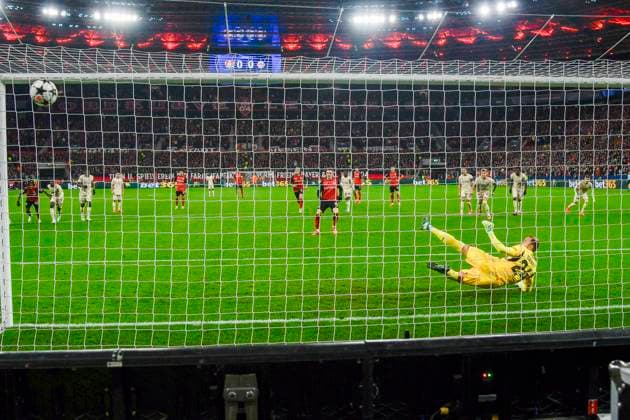 Florian Wirtz (Leverkusen 10) erzielt das Tor zum 1:0 durch Elfmeter 26.11.2024 Fussball Champions League, Bayer Leverkusen vs RB Salzburg, BayArena, Leverkusen, NRW Germany