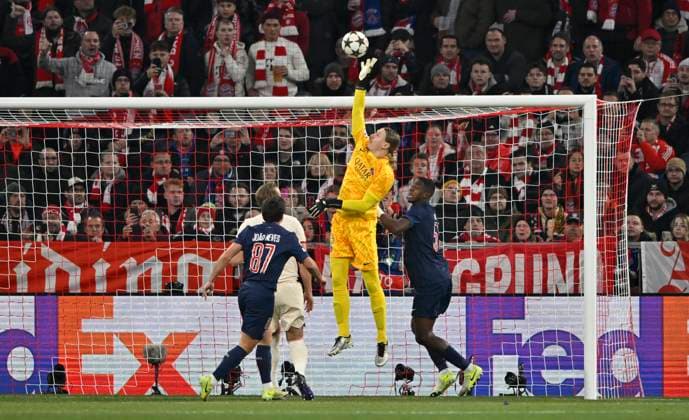 Strafraumszene, Torraumszene Torwart Matvei Safonov FC Paris Saint-Germain PSG (39) Aktion FC Bayern Muenchen FCB vs Paris Saint-Germain PSG Spieltag 5 26.11.2024 DFL REGULATIONS PROHIBIT ANY USE OF PHOTOGRAPHS AS IMAGE SEQUENCES AND OR QUASI-VIDEO FC Bayern Muenchen FCB vs Paris Saint-Germain PSG