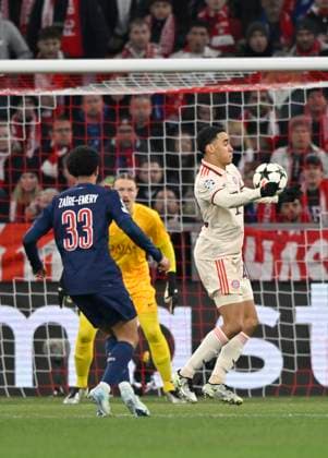Strafraumszene, Torraumszene Torschuss Aktion Torchance Jamal Musiala FC Bayern Muenchen FCB (42) gegen Torwart Matvei Safonov FC Paris Saint-Germain PSG (39) FC Bayern Muenchen FCB vs Paris Saint-Germain PSG Spieltag 5 26.11.2024 DFL REGULATIONS PROHIBIT ANY USE OF PHOTOGRAPHS AS IMAGE SEQUENCES AND OR QUASI-VIDEO FC Bayern Muenchen FCB vs Paris Saint-Germain PSG