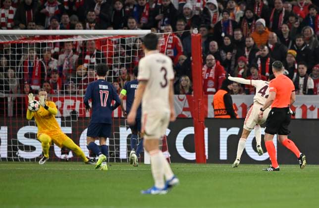 Strafraumszene, Torraumszene Torschuss Aktion Torchance Jamal Musiala FC Bayern Muenchen FCB (42) gegen Torwart Matvei Safonov FC Paris Saint-Germain PSG (39) FC Bayern Muenchen FCB vs Paris Saint-Germain PSG Spieltag 5 26.11.2024 DFL REGULATIONS PROHIBIT ANY USE OF PHOTOGRAPHS AS IMAGE SEQUENCES AND OR QUASI-VIDEO FC Bayern Muenchen FCB vs Paris Saint-Germain PSG