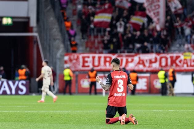 UEFA Champions League: Bayer 04 Leverkusen - FC Salzburg; 26.11.2024 Piero Hincapie (Bayer 04 Leverkusen, 3) betet bis zum Spielbeginn. UEFA Champions League: Bayer 04 Leverkusen - FC Salzburg; BayArena, Leverkusen; 26.11.2024 Copyright: xBEAUTIFULxSPORTS Buriakovx