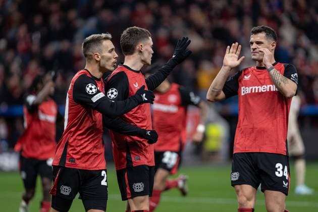 GER, UEFA Champions League, Bayer 04 Leverkusen vs FC Salzburg 26.11.2024, BayArena, Leverkusen, GER, UEFA Champions League, Bayer 04 Leverkusen vs FC Salzburg Im Bild: Torjubel Jubel ueber das Tor zum 1:0 durch Florian Wirtz (Bayer 04 Leverkusen, 10) Alex Grimaldo (Bayer 04 Leverkusen, 20) l34