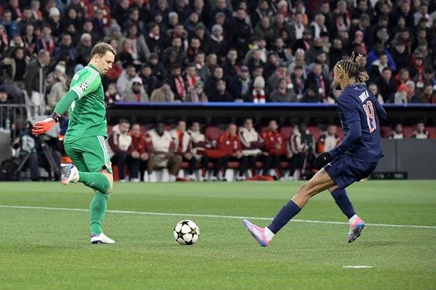 26.11.2024, xemx, Fussball UEFA Champions League, FC Bayern Muenchen - Paris St.Germain emspor, v.l. Manuel Neuer (FC Bayern Muenchen) Bradley Barcola (PSG Paris St.Germain) Zweikampf, Aktion, action, battle for the ball (DFL DFB REGULATIONS PROHIBIT ANY USE OF PHOTOGRAPHS as IMAGE SEQUENCES and or QUASI-VIDEO) Muenchen