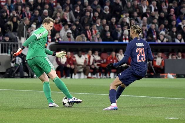 26.11.2024, xemx, Fussball UEFA Champions League, FC Bayern Muenchen - Paris St.Germain emspor, v.l. Manuel Neuer (FC Bayern Muenchen) Bradley Barcola (PSG Paris St.Germain) Zweikampf, Aktion, action, battle for the ball (DFL DFB REGULATIONS PROHIBIT ANY USE OF PHOTOGRAPHS as IMAGE SEQUENCES and or QUASI-VIDEO) Muenchen