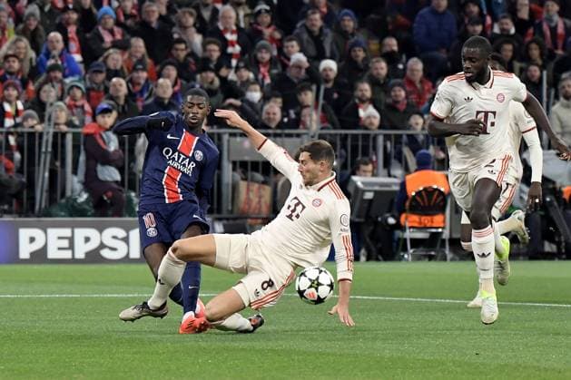 26.11.2024, xemx, Fussball UEFA Champions League, FC Bayern Muenchen - Paris St.Germain emspor, v.l. Ousame Dembele (PSG Paris St.Germain) Leon Goretzka (FC Bayern Muenchen) Zweikampf, Aktion, action, battle for the ball Dayot Upamecano (FC Bayern Muenchen) (DFL DFB REGULATIONS PROHIBIT ANY USE OF PHOTOGRAPHS as IMAGE SEQUENCES and or QUASI-VIDEO) Muenchen