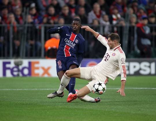 München, Deutschland, 26. November 2024: Fussball, Herren, Champions League, Saison 2024 2025, FC Bayern München - FC Paris Saint-Germain, Allianz Arena, 5.Spieltag Ousmane Dembele (FC Paris Saint-Germain) (li.) mit Leon Goretzka (FC Bayern München) (re.) im Zweikampf, klären, Grätschen