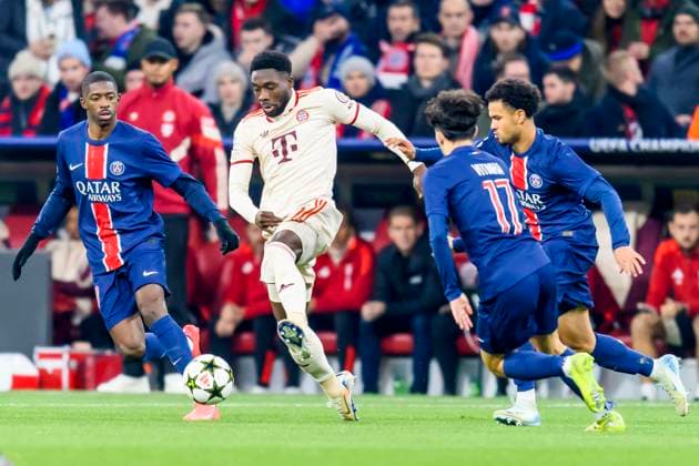 GER, UEFA CL, FC Bayern Muenchen (GER) vs Paris Saint-Germain (FRA) 26.11.2024, Allianz Arena, Muenchen, GER, UEFA CL, FC Bayern Muenchen (GER) vs Paris Saint-Germain (FRA) , UEFA regulations prohibit any use of photographs as image sequences and or quasi-video, im Bild Ousmane DembŽlŽ Dembele (PSG 10) im Zweikampf gegen Alphonso Davies (FCB 19) mit Vitinha (PSG 17)