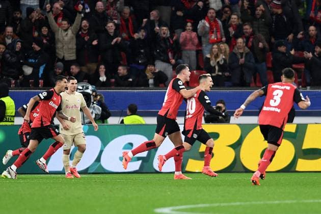 Alejandro Grimaldo (Bayer 04 Leverkusen) Torjubel, jubelt mit seiner Mannschaft nach dem Treffer zum 2:0 waehrend des Spiels der UEFA Champions League 2024 25 Ligen-Phase 5. Spieltag zwischen Bayer 04 Leverkusen und FC Salzburg, BayArena am 26. November 2024 in Leverkusen, Deutschland. (Foto von Ralf Treese DeFodi Images) +++ Alejandro Grimaldo (Bayer 04 Leverkusen) Torjubel, jubelt mit seiner Mannschaft nach dem Treffer zum 2:0 during the UEFA Champions League 2024 25 League Phase MD5 match between Bayer 04 Leverkusen and FC Salzburg at BayArena on November 26, 2024 in Leverkusen, Germany. Defodi-521_LEVSAL20241126_013