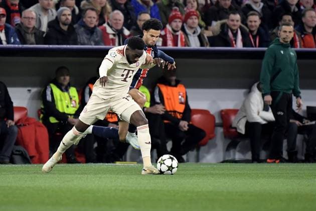 26.11.2024, xemx, Fussball UEFA Champions League, FC Bayern Muenchen - Paris St.Germain emspor, v.l. Alphonso Davies (FC Bayern Muenchen) Warren Zaire-Emery (PSG Paris St.Germain) Zweikampf, Aktion, action, battle for the ball (DFL DFB REGULATIONS PROHIBIT ANY USE OF PHOTOGRAPHS as IMAGE SEQUENCES and or QUASI-VIDEO) Muenchen