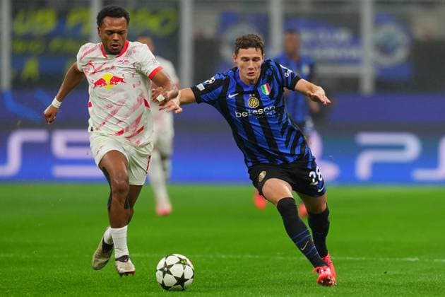 Inter Milan s Benjamin Pavard fights for the ball with Leipzig s Lois Openda during the Uefa Champions League soccer match between Inter and Leipzig at the San Siro Stadium in Milan, north Italy - Tuesday , November 26 , 2024. - Soccer .  Copyright: xSpada LaPressex