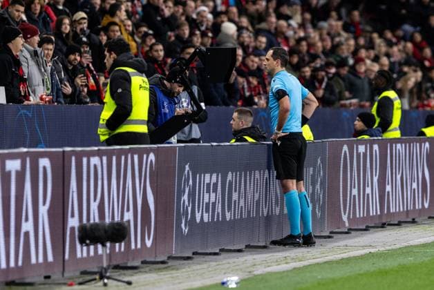 UEFA Champions League: Bayer 04 Leverkusen - FC Salzburg; 26.11.2024 Balakin Mykola (Schiedsrichter, Ukraine) steht neben dem Bildschirm, VAR. UEFA Champions League: Bayer 04 Leverkusen - FC Salzburg; BayArena, Leverkusen; 26.11.2024 Copyright: xBEAUTIFULxSPORTS Buriakovx