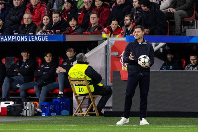 UEFA Champions League: Bayer 04 Leverkusen - FC Salzburg; 26.11.2024 Xabi Alonso (Bayer 04 Leverkusen, Cheftrainer) mit dem Ball UEFA Champions League: Bayer 04 Leverkusen - FC Salzburg; BayArena, Leverkusen; 26.11.2024 Copyright: xBEAUTIFULxSPORTS Buriakovx