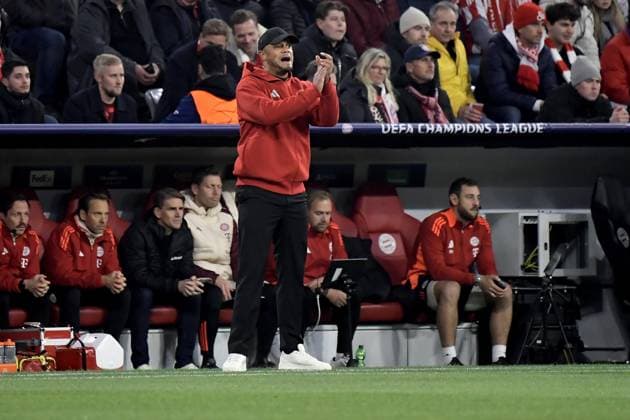 26.11.2024, xemx, Fussball UEFA Champions League, FC Bayern Muenchen - Paris St.Germain emspor, v.l. Trainer head coach Vincent Kompany (FC Bayern Muenchen) gibt Anweisungen, gestikuliert, mit den Armen gestikulieren gives instructions, gesticulate (DFL DFB REGULATIONS PROHIBIT ANY USE OF PHOTOGRAPHS as IMAGE SEQUENCES and or QUASI-VIDEO) Muenchen