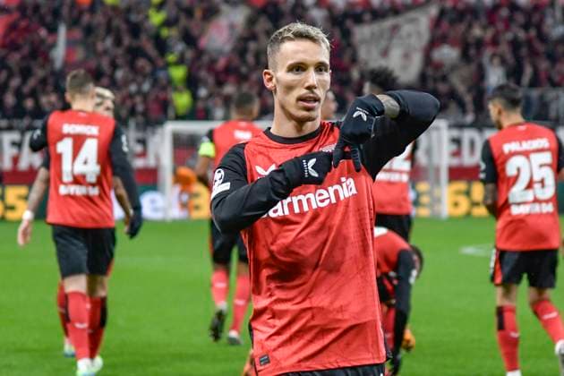 Alex Grimaldo (Leverkusen 20) jubelt nach dem Tor zum 2:0 mit Gestik Geste gestikuliert 26.11.2024 Fussball Champions League, Bayer Leverkusen vs RB Salzburg, BayArena, Leverkusen, NRW Germany