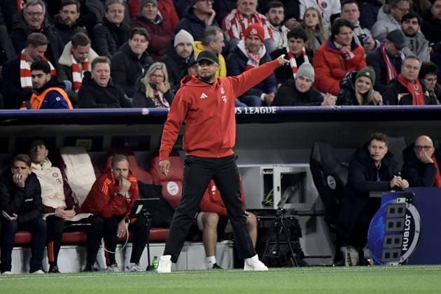 26.11.2024, xemx, Fussball UEFA Champions League, FC Bayern Muenchen - Paris St.Germain emspor, v.l. Trainer head coach Vincent Kompany (FC Bayern Muenchen) gibt Anweisungen, gestikuliert, mit den Armen gestikulieren gives instructions, gesticulate (DFL DFB REGULATIONS PROHIBIT ANY USE OF PHOTOGRAPHS as IMAGE SEQUENCES and or QUASI-VIDEO) Muenchen