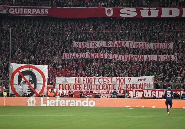 26.11.2024, Fussball UEFA Championsleague 2024 2025: 5.Spieltag, FC Bayern München - Paris St. Germain, in der Allianz-Arena München. Die Bayern Fans halten Spruchbänder hoch