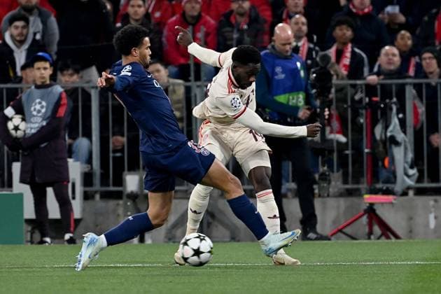 26.11.2024, xjrdrx, Fussball UEFA Champions League, FC Bayern Muenchen - Paris St.Germain emspor, v.l. Warren Zaire-Emery (PSG Paris St.Germain) Alphonso Davies (FC Bayern Muenchen) Zweikampf, Aktion, action, battle for the ball (DFL DFB REGULATIONS PROHIBIT ANY USE OF PHOTOGRAPHS as IMAGE SEQUENCES and or QUASI-VIDEO) Muenchen