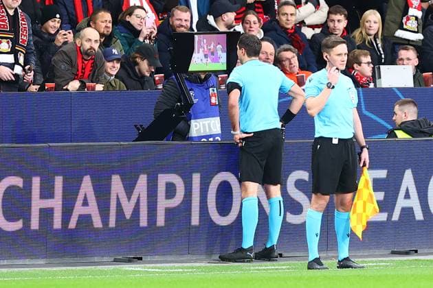 VAR Einsatz. Moeglicher Elfmeter fuer Schiedsrichter Mykola Balakin schaut das video von Videoassistent Vitaliy Romanov Bayer Leverkusen. Bayer 04 Leverkusen vs. FC Salzburg, Fussball, UEFA Champions League, 5. Spieltag, 26.11.2024 Foto: kolbert-press Ant Palmer BayArena NRW Deutschland
