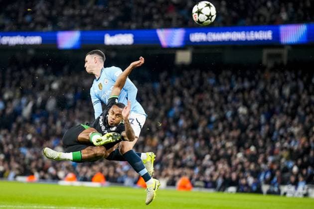 Sport Themen der Woche KW48 Sport Bilder des Tages UEFA Champions League: Manchester City F.C. v Feyenoord Manchester - Igor Paixao of Feyenoord, Phil Foden of Manchester City FC during the fifth round of new format of the UEFA Champions League 2024 2025. The match is set between Manchester City and Feyenoord at Etihad Stadium on 26 November 2024 in Manchester, England. Copyright: xYannickxVerhoevenx