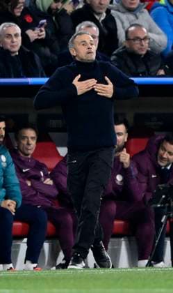 Trainer Coach Luis Enrique FC Paris Saint-Germain PSG am Spielfeldrand Gestik Geste FC Bayern Muenchen FCB vs Paris Saint-Germain PSG Spieltag 5 26.11.2024 DFL REGULATIONS PROHIBIT ANY USE OF PHOTOGRAPHS AS IMAGE SEQUENCES AND OR QUASI-VIDEO FC Bayern Muenchen FCB vs Paris Saint-Germain PSG