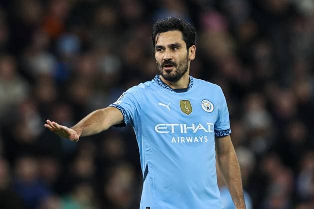 UEFA Champions League Manchester City v Feyenoord Ä°lkay Gundogan of Manchester City gives his team instructions during the UEFA Champions League match Manchester City vs Feyenoord at Etihad Stadium, Manchester, United Kingdom, 26th November 2024 (Photo by Mark Cosgrove News Images) Manchester Etihad Stadium Manchester United, ManU Kingdom Copyright: xMarkxCosgrove NewsxImagesx