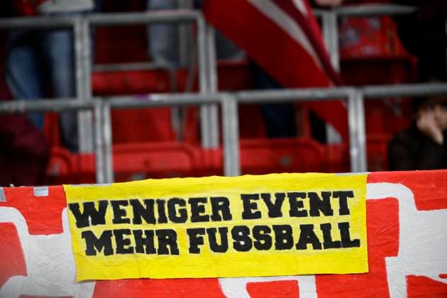 Feature, Plakat - weniger Event mehr Fussball - im RBS Fanblock Fussball Champions League, 5. Spieltag, Bayer 04 Leverkusen (LEV) - RB Salzburg (RBS), am 26.11.2024 in Leverkusen Deutschland. UEFA regulations prohibit any use of photographs as image sequences and or quasi-video Â