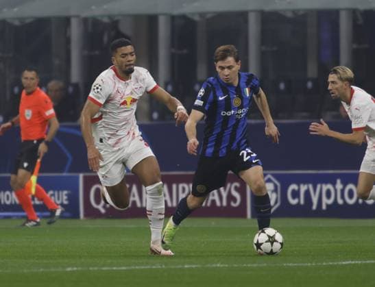 Nicolo Barella of Inter FC and Lois Openda of RB Leipzig during the Uefa Champions league 2024 25, , football match between FC Inter and RB Leipzig on 26 November 2024 at San Siro Stadium Ã¢ÂÄÂ˜Ã¢ÂÄÂ™ Giuseppe MeazzaÃ¢ÂÄÂ™Ã¢ÂÄÂ™ in Milan, Italy, Photo Nderim Kaceli  Copyright: xNderimxKaceli IPAxSportx xipa-agx xx IPA_51899086 IPA_Agency_IPA51899086