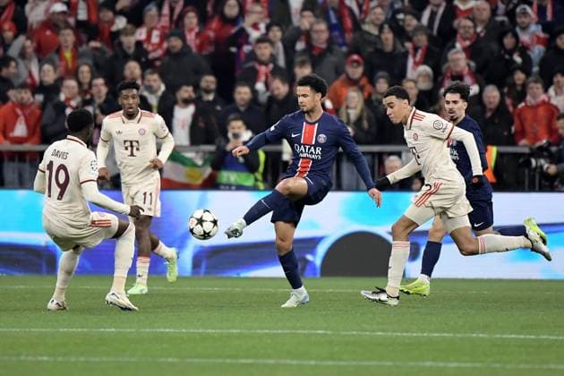 26.11.2024, xemx, Fussball UEFA Champions League, FC Bayern Muenchen - Paris St.Germain emspor, v.l. Alphonso Davies (FC Bayern Muenchen) Warren Zaire-Emery (PSG Paris St.Germain) Jamal Musiala (FC Bayern Muenchen) Zweikampf, Aktion, action, battle for the ball (DFL DFB REGULATIONS PROHIBIT ANY USE OF PHOTOGRAPHS as IMAGE SEQUENCES and or QUASI-VIDEO) Muenchen