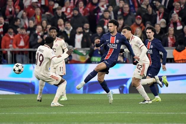 26.11.2024, xemx, Fussball UEFA Champions League, FC Bayern Muenchen - Paris St.Germain emspor, v.l. Alphonso Davies (FC Bayern Muenchen) Warren Zaire-Emery (PSG Paris St.Germain) Jamal Musiala (FC Bayern Muenchen) Zweikampf, Aktion, action, battle for the ball (DFL DFB REGULATIONS PROHIBIT ANY USE OF PHOTOGRAPHS as IMAGE SEQUENCES and or QUASI-VIDEO) Muenchen